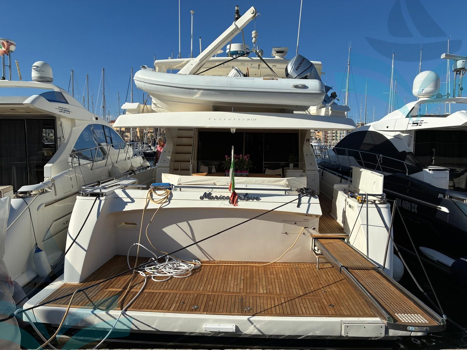 Ferretti 810