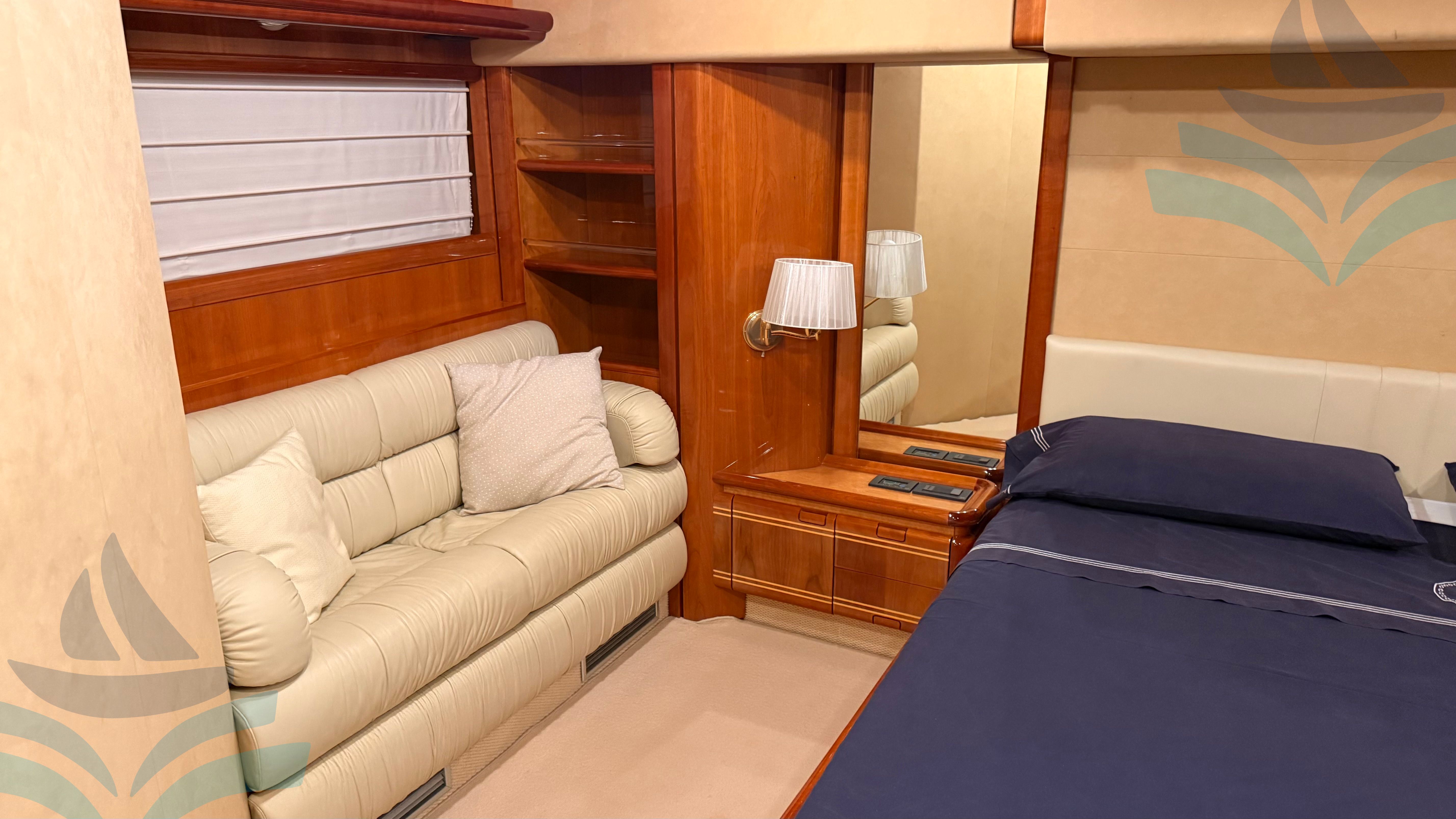 Ferretti 810