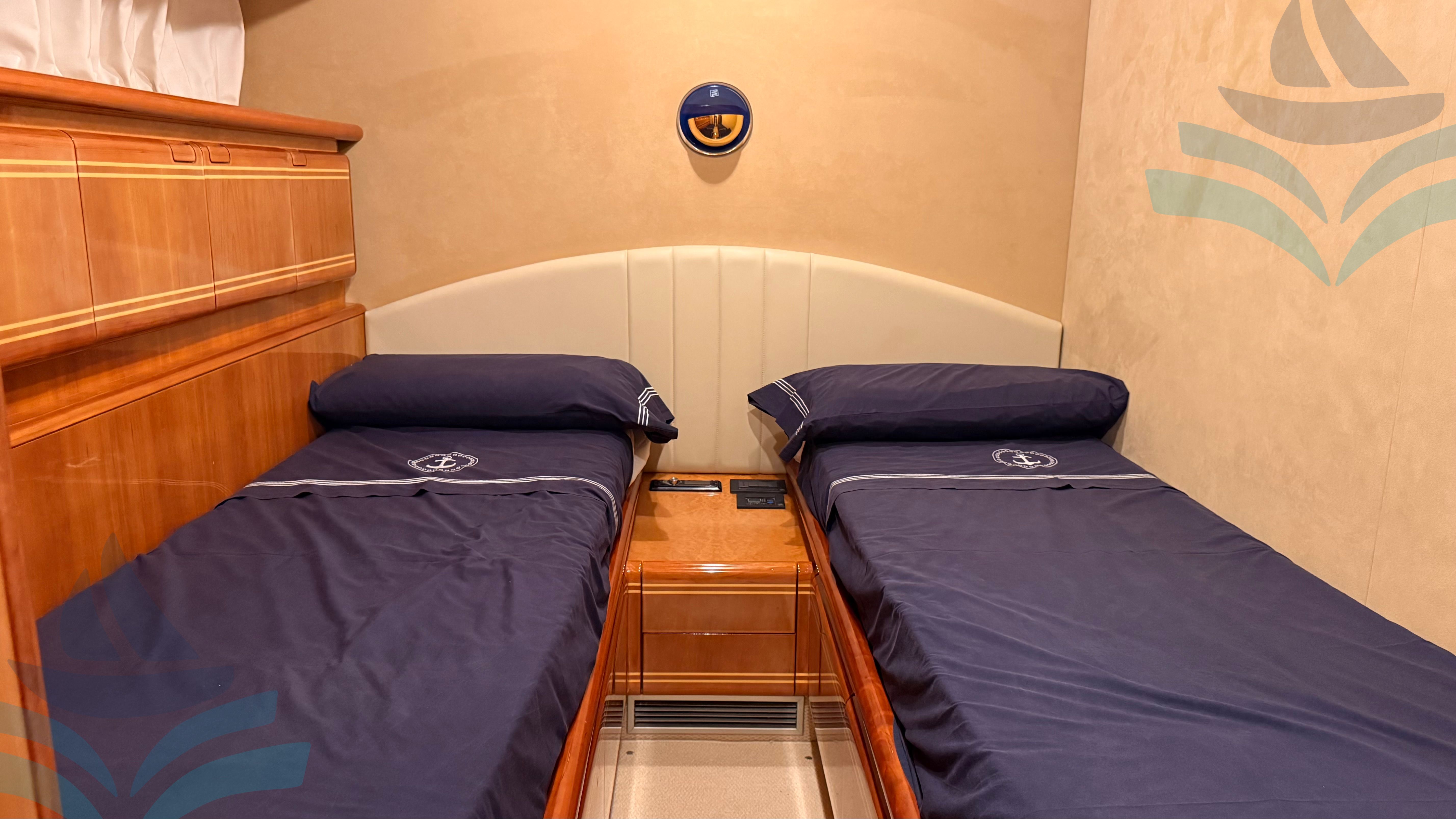 Ferretti 810