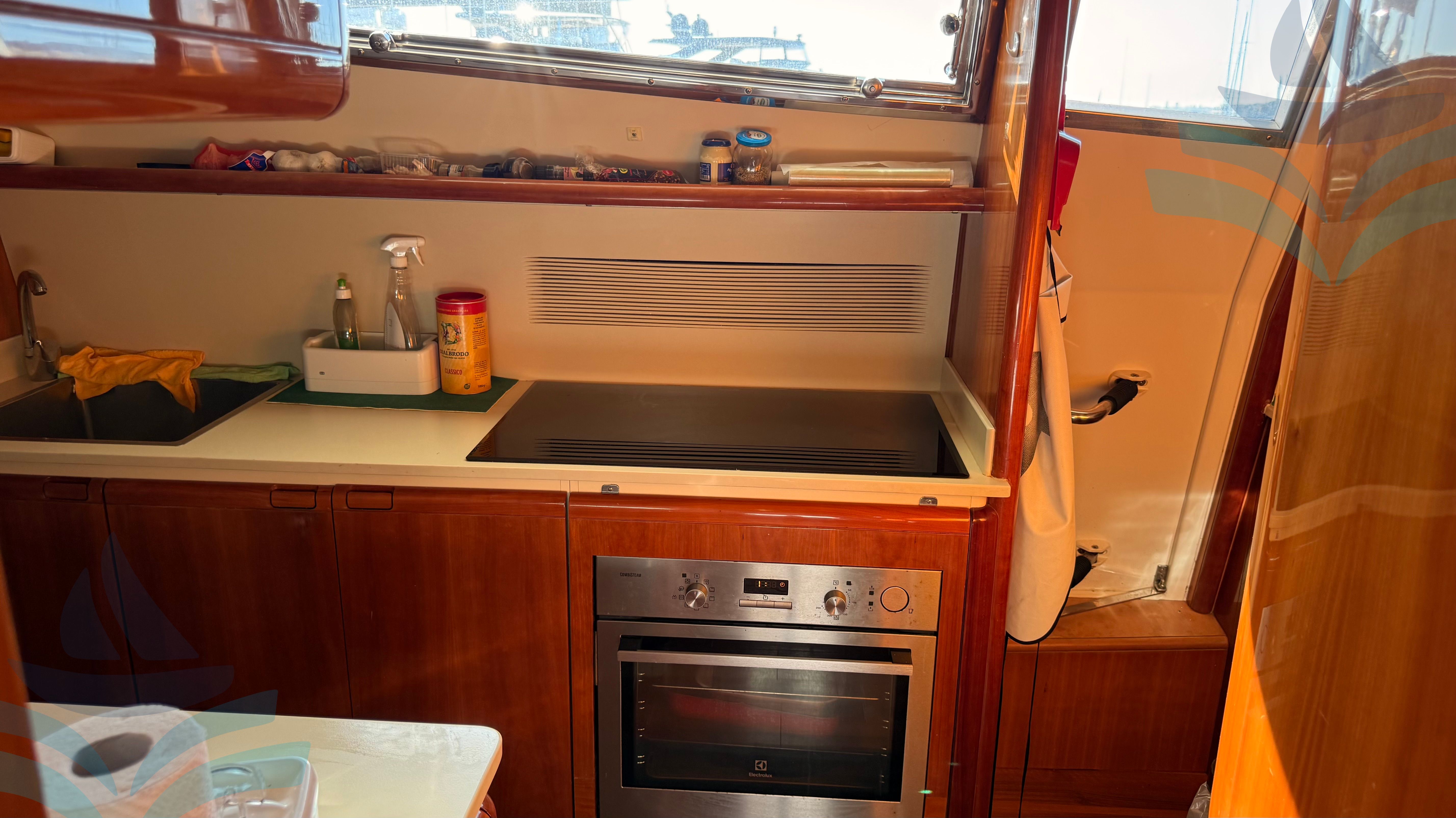 Ferretti 810