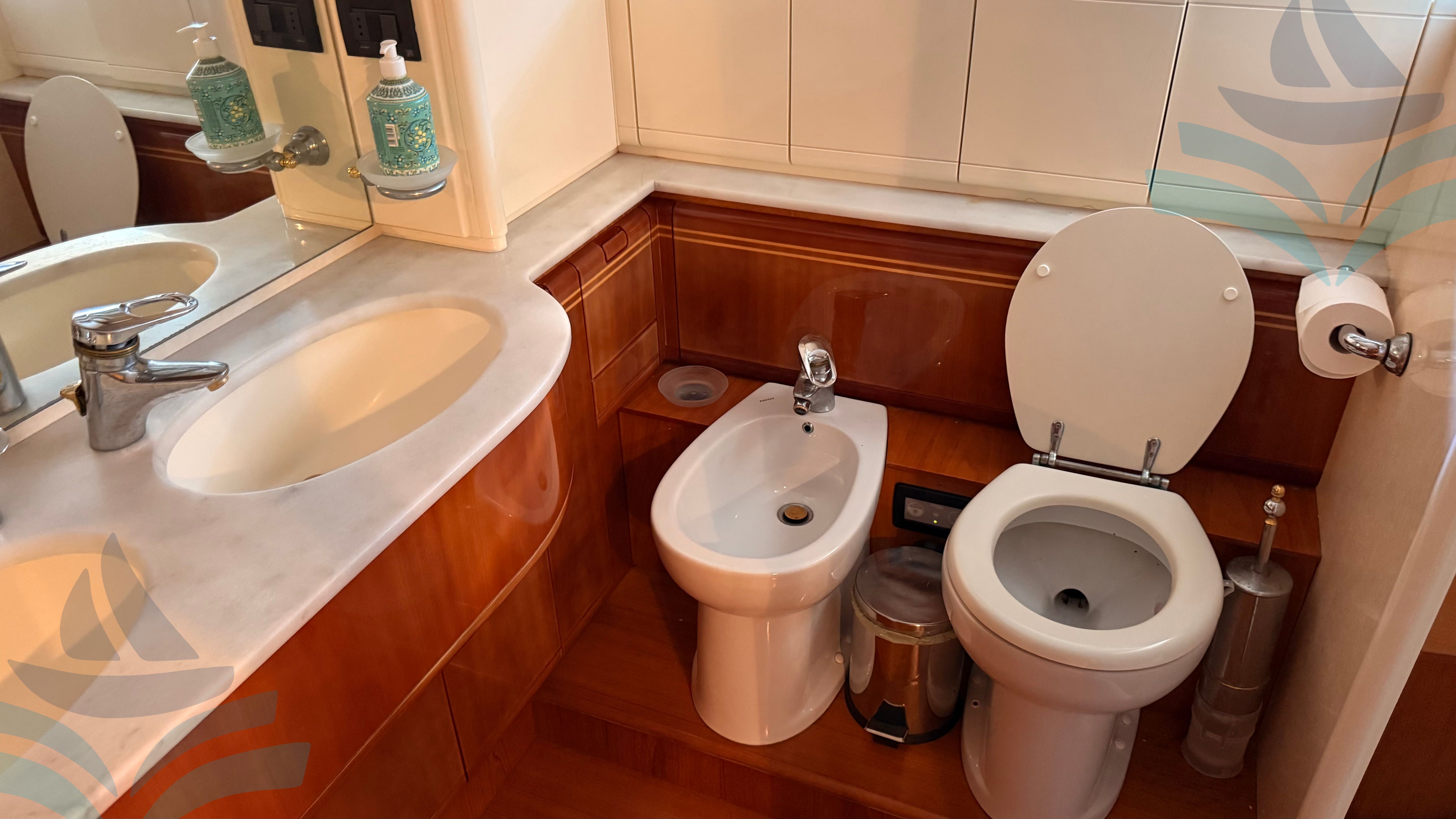 Ferretti 810