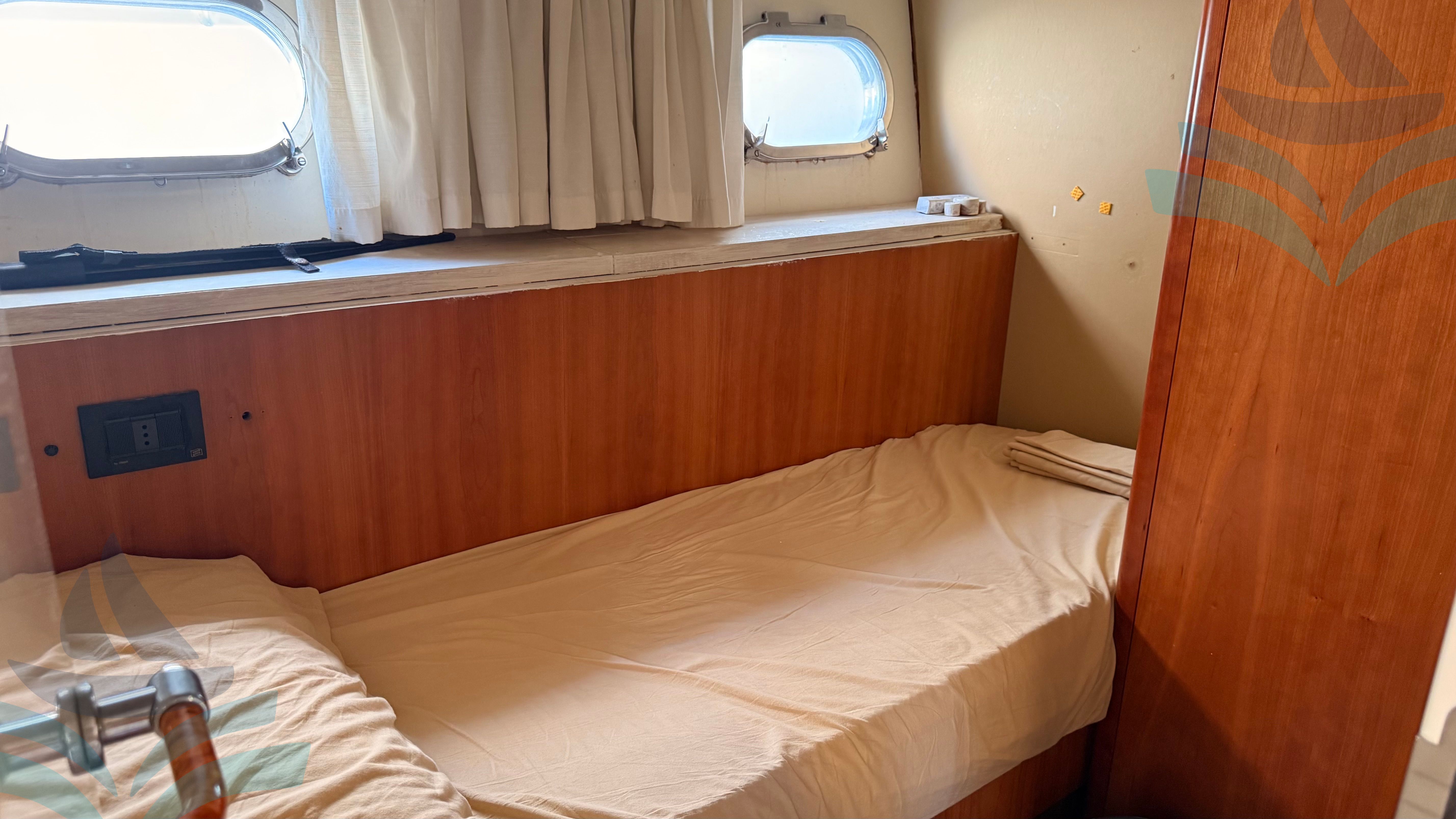 Ferretti 810