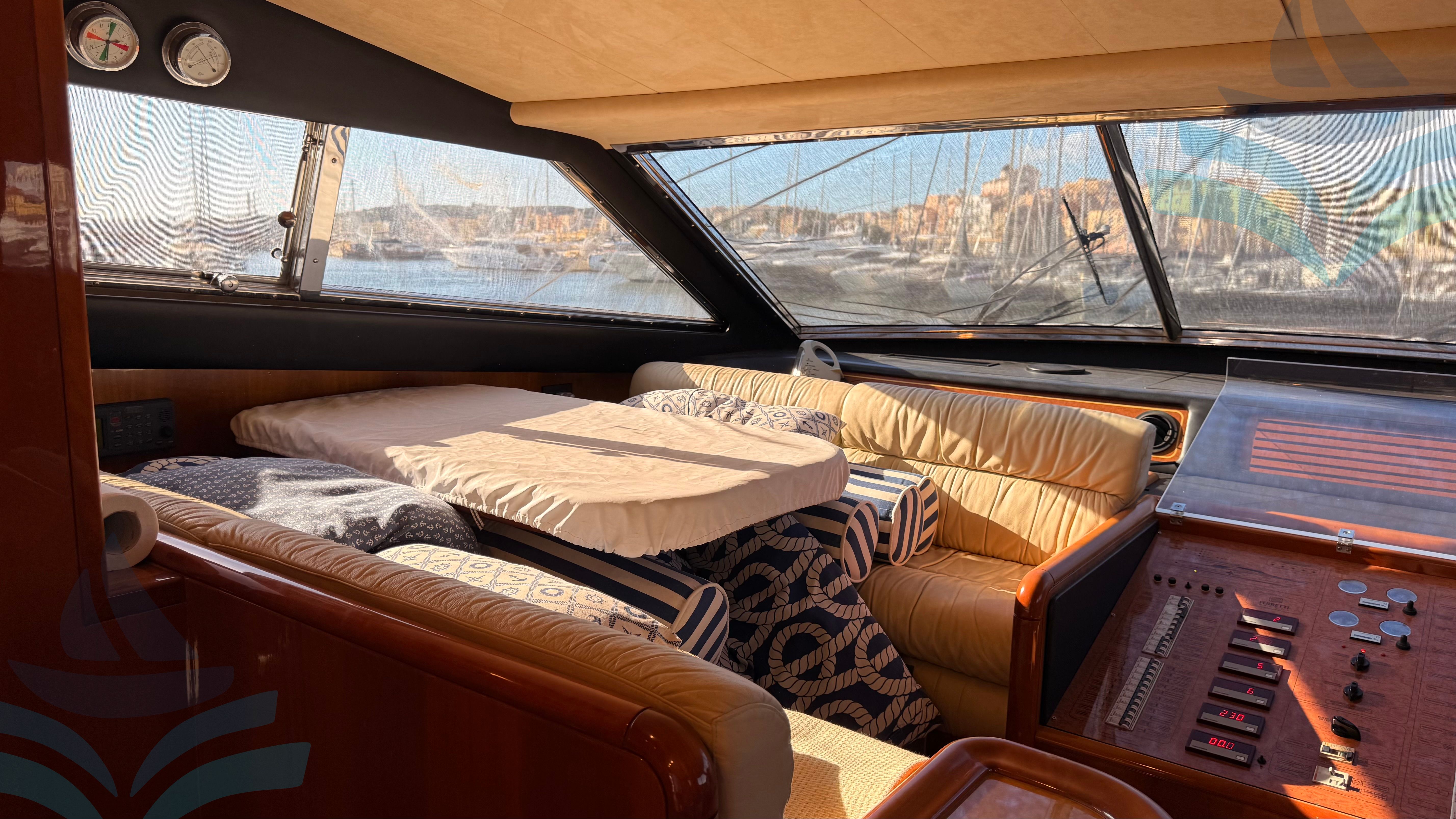 Ferretti 810