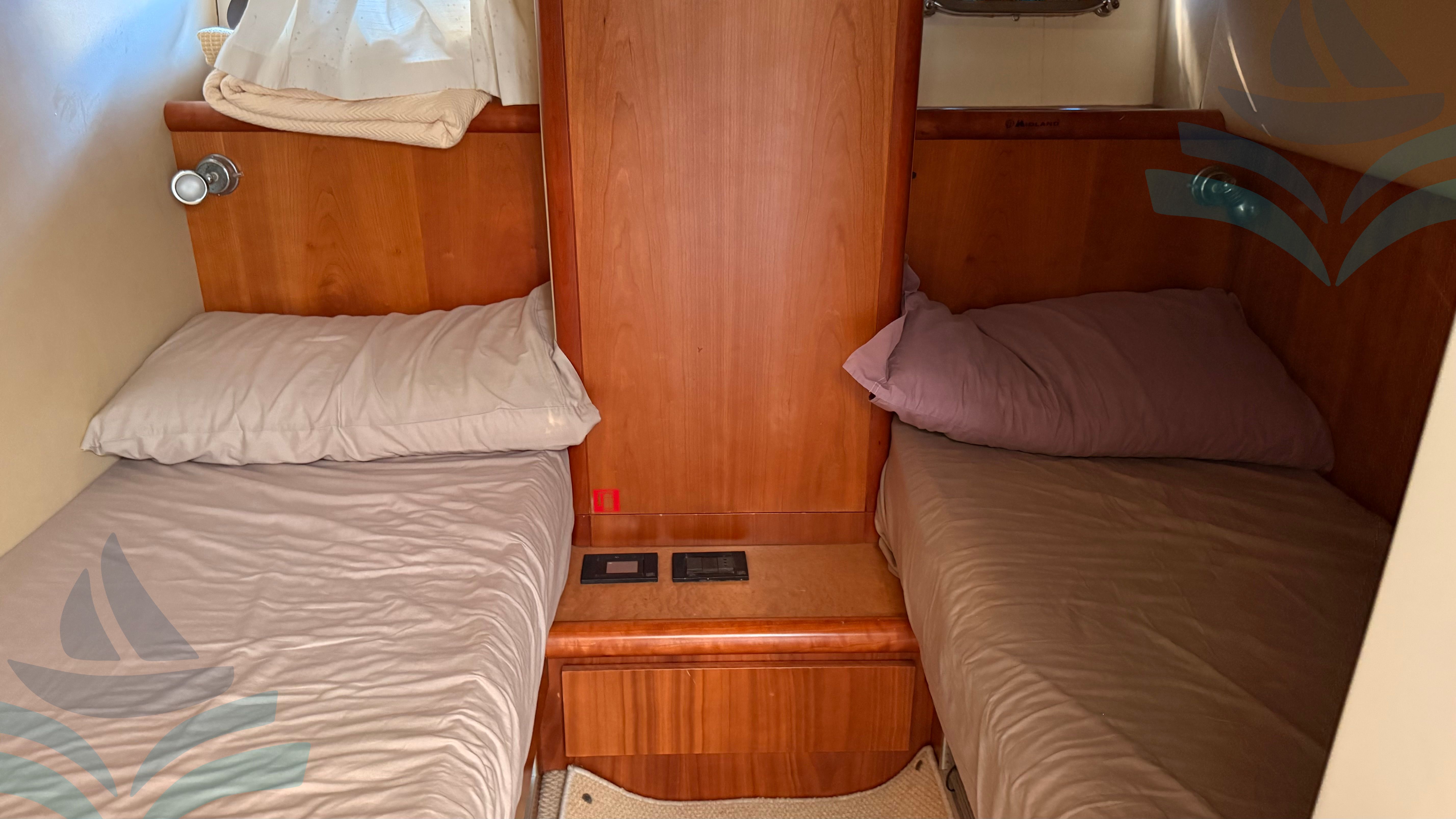 Ferretti 810