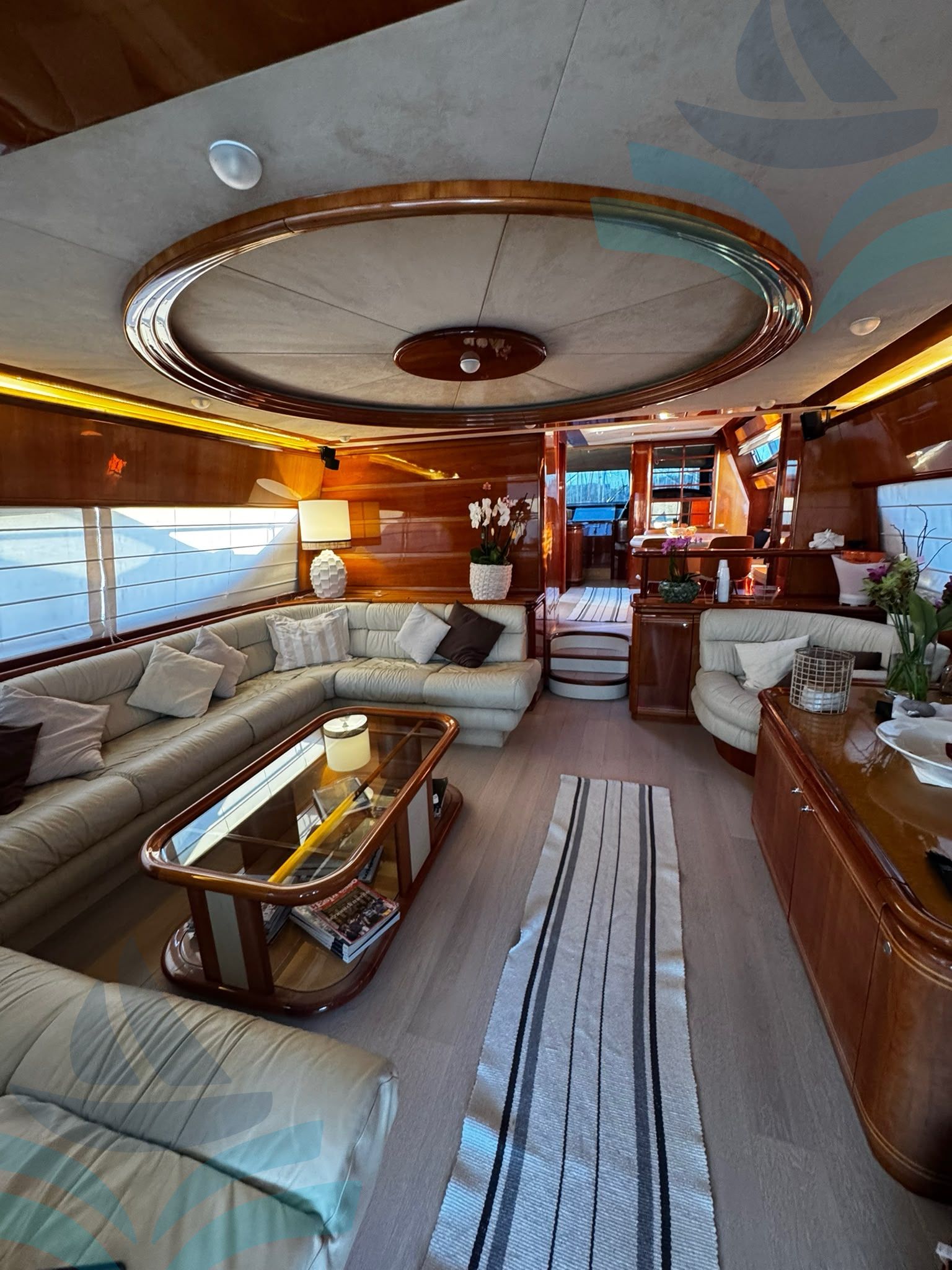 Ferretti 810