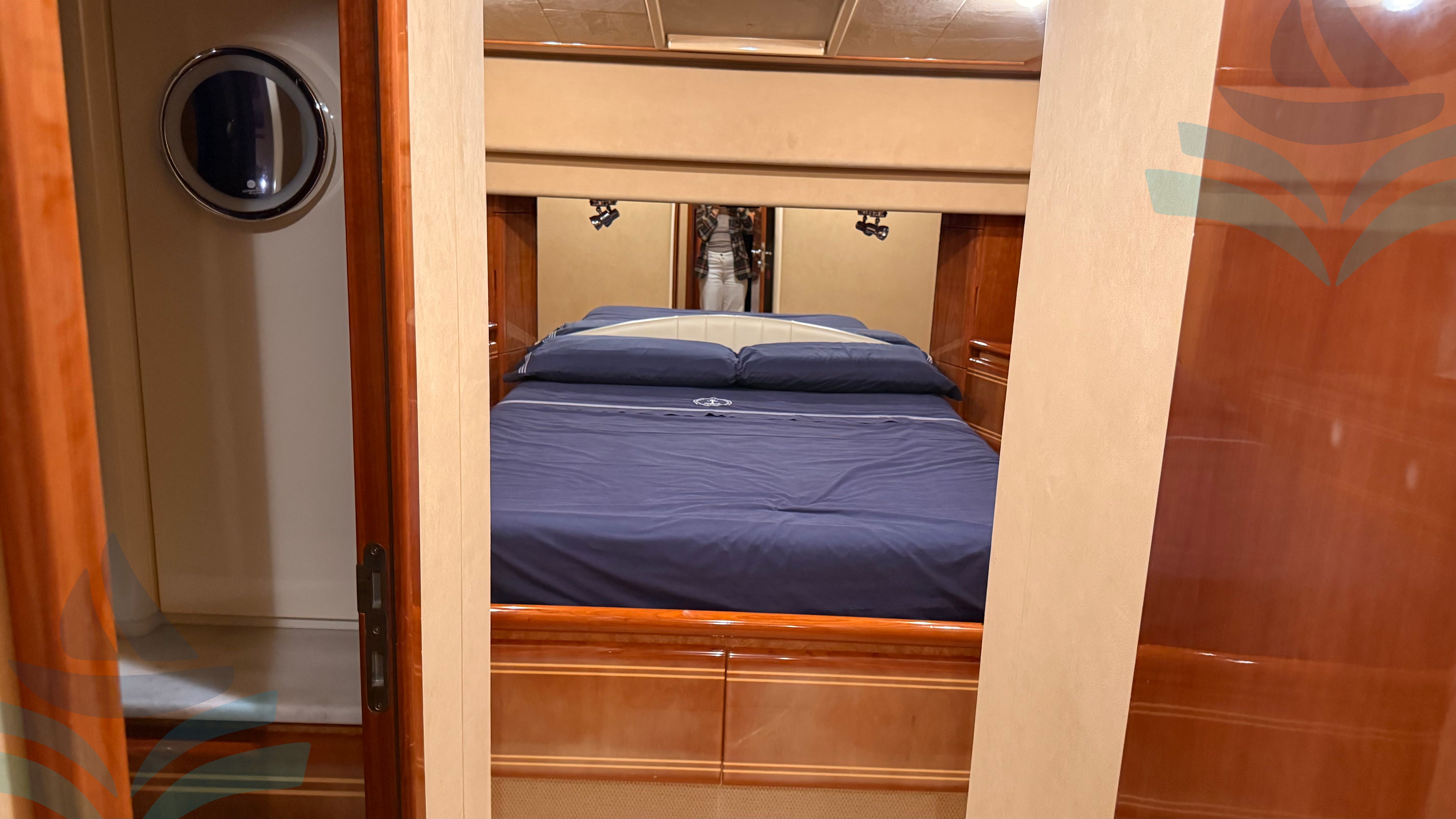 Ferretti 810