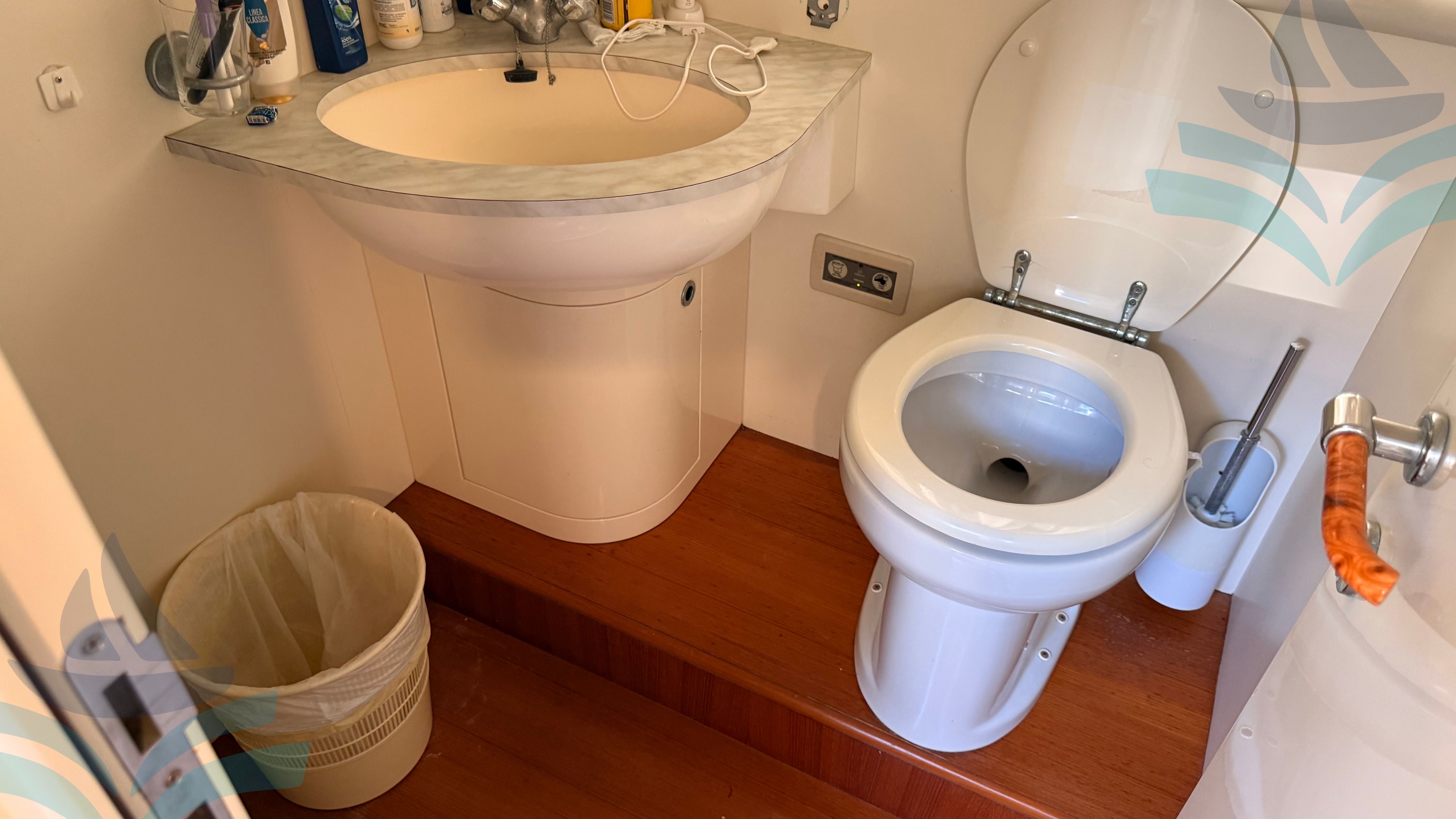 Ferretti 810