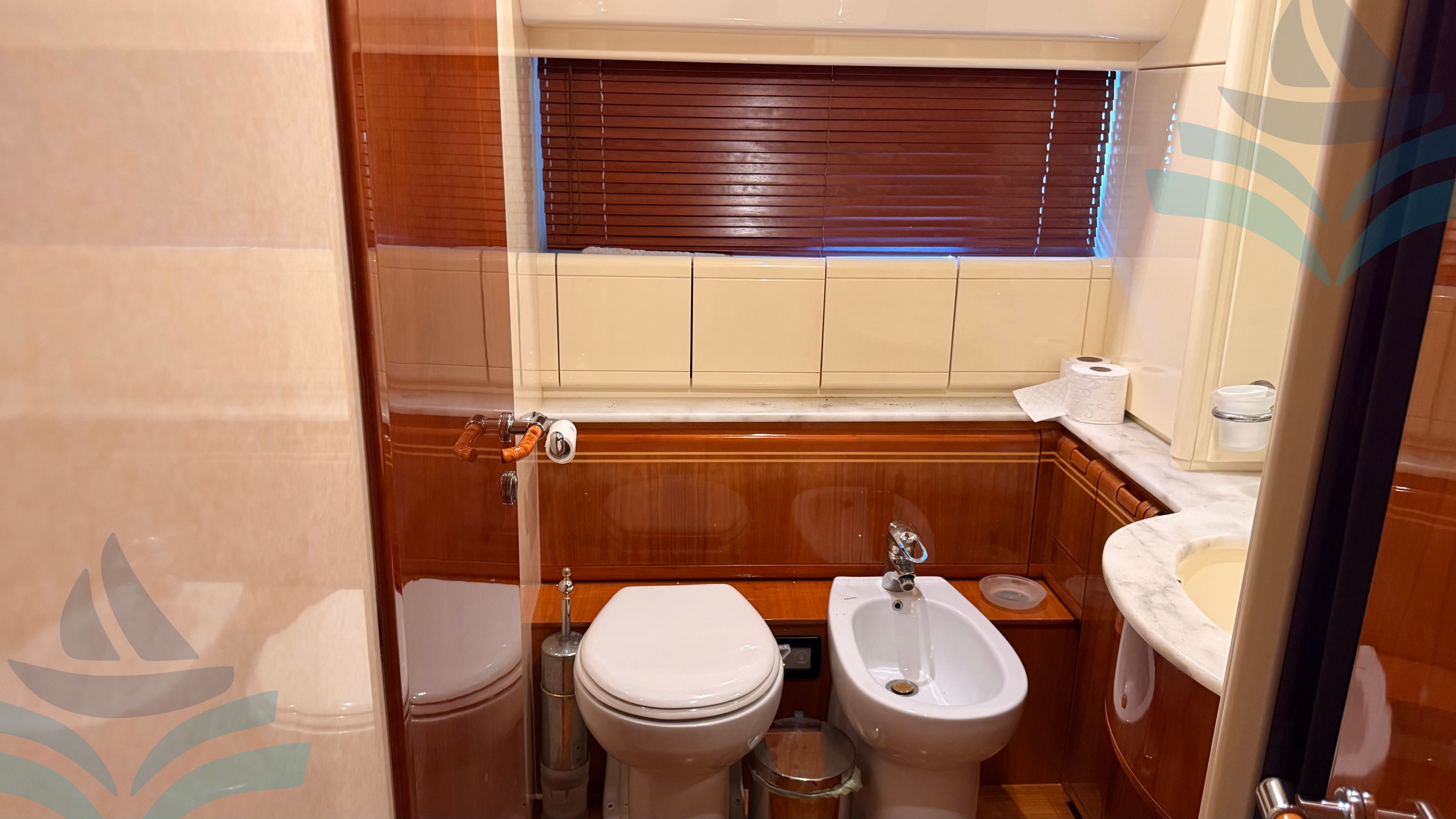 Ferretti 810