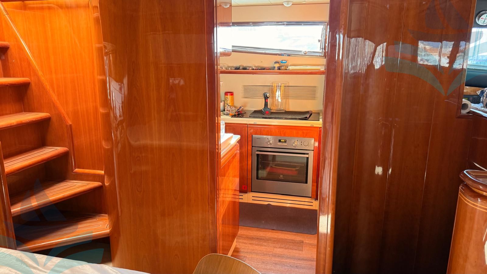 Ferretti 810