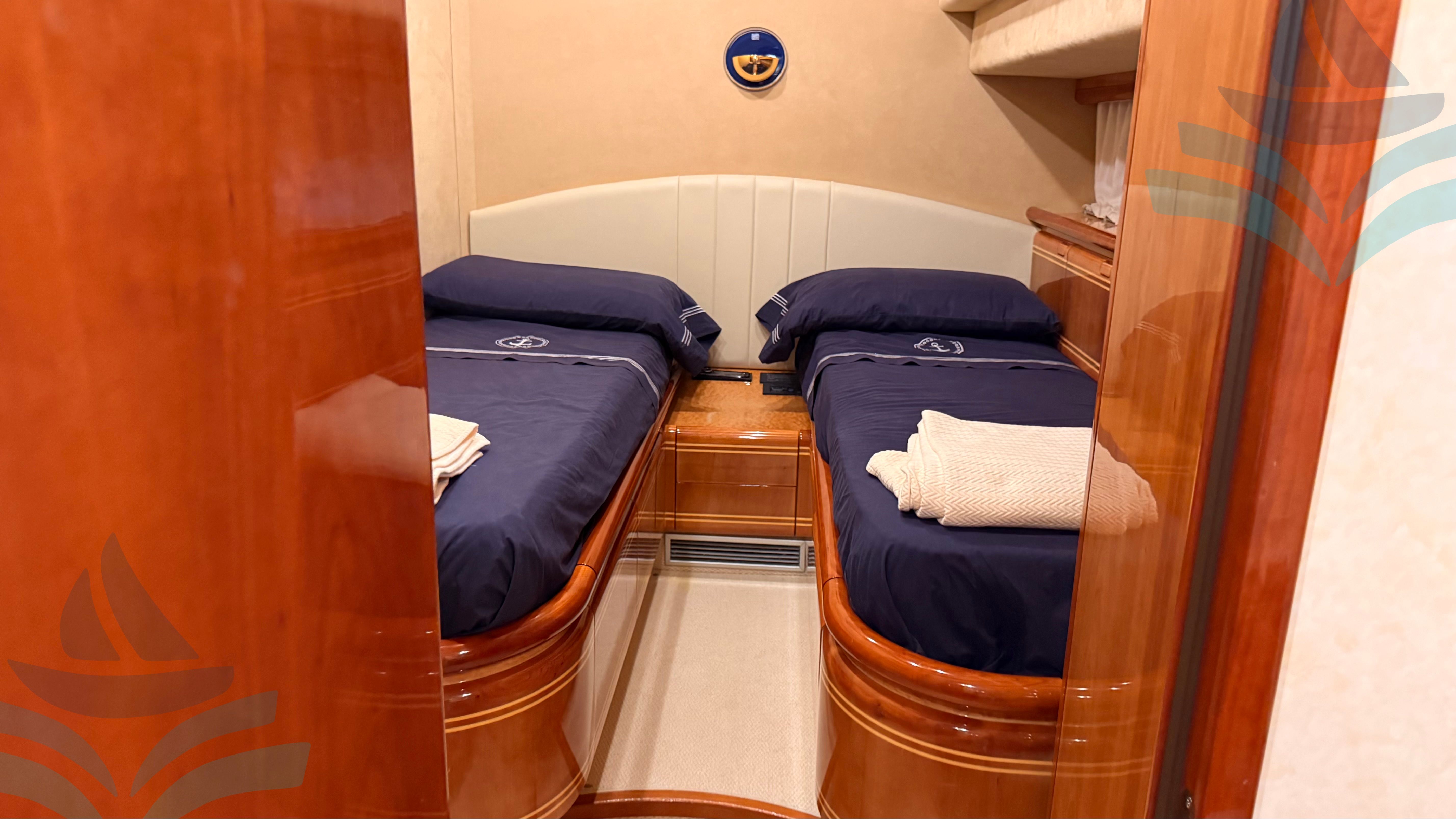 Ferretti 810